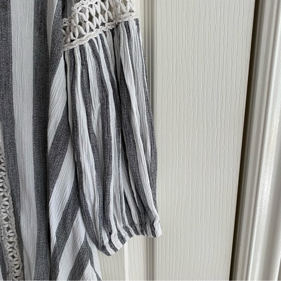 Chicwish loose fit tunic top gray white puff sleeve. V neck large/X-Large - Picture 4 of 8